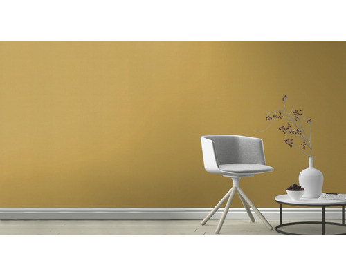 Scène avec chaise, table d''appoint avec décoration devant un mur