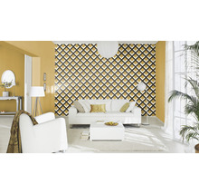 Salon avec papier peint à motifs, canapé et fauteuil