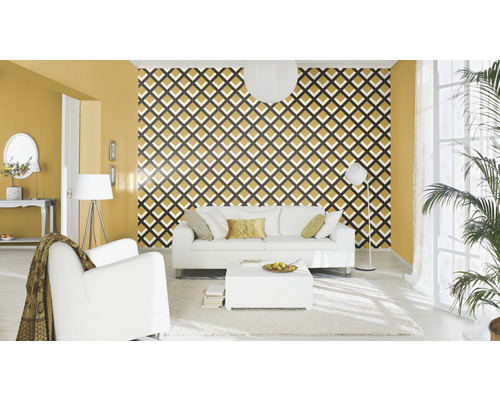 Salon avec papier peint à motifs, canapé et fauteuil