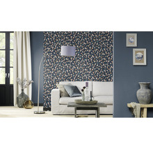 Wohnzimmer mit gemusterter Tapete, Sofa, Stehlampe und Dekoration