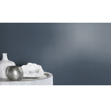 Dekorative Szene mit Vase, Windlicht und Kristall auf einem Tisch