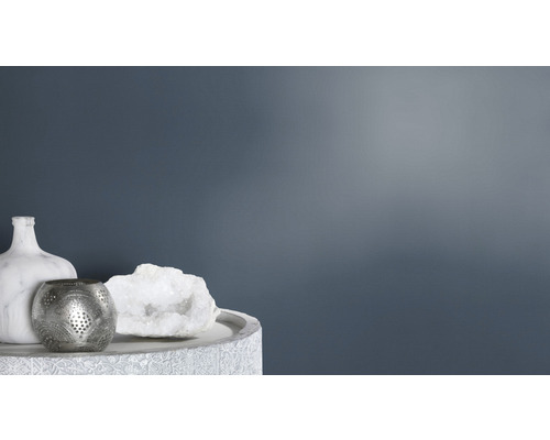 Dekorative Szene mit Vase, Windlicht und Kristall auf einem Tisch