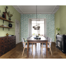 Esszimmer mit Esstisch, Stühlen, Tapete mit Pflanzenmuster und Holzregalen