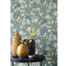 Tapete mit Palmenmuster auf einer Tischdekoration mit Vasen und Obstschale