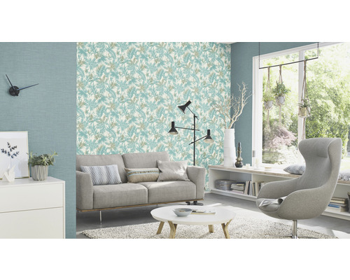 Helles Wohnzimmer mit Sofa, Sessel, Tisch und gemusterter Tapete