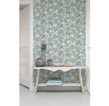 Dekorativer Raum mit botanischer Tapete und Konsole