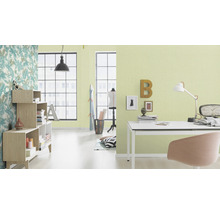 Helles Arbeitszimmer mit Schreibtisch, Bücherregal und floraler Tapete