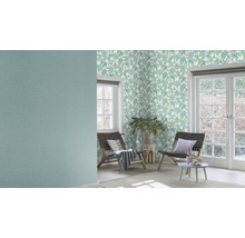 Heller Raum mit gemusterter Tapete, Stühlen und Pflanze