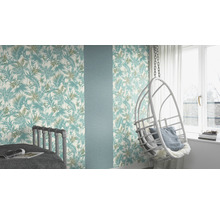 Wohnraumgestaltung mit floral gemusterter Tapete, Bett und Hängesessel