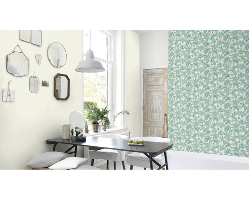 Esszimmer mit floral gemusterter Tapete, Esstisch und Spiegeln an der Wand.