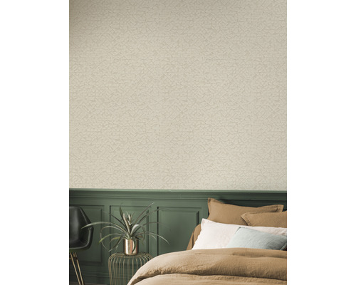 Schlafzimmer mit gemusterter Tapete, grüner Wandvertäfelung und Bett