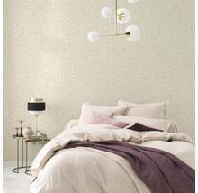 Schlafzimmer mit gemusterter Tapete, Bett und Nachttischlampe