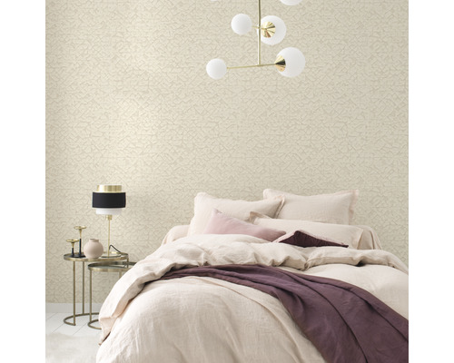 Schlafzimmer mit gemusterter Tapete, Bett und Nachttischlampe