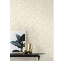 Nahaufnahme einer Wand mit Strukturtapete, dekoriert mit einem Bild, einer Vase und einer Schale auf einem Tisch