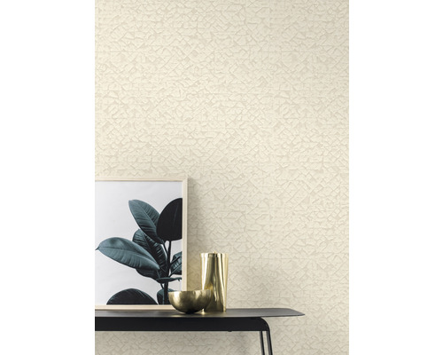 Nahaufnahme einer Wand mit Strukturtapete, dekoriert mit einem Bild, einer Vase und einer Schale auf einem Tisch