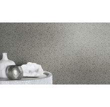 Detailansicht einer gemusterten Tapete mit dekorativen Elementen auf einem Tisch