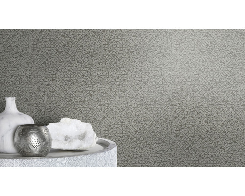 Detailansicht einer gemusterten Tapete mit dekorativen Elementen auf einem Tisch