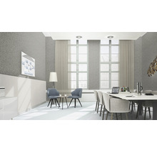 Heller Konferenzraum mit Besprechungstisch, Stühlen, Whiteboard und Fenster