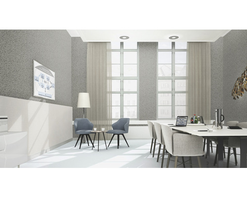 Heller Konferenzraum mit Besprechungstisch, Stühlen, Whiteboard und Fenster