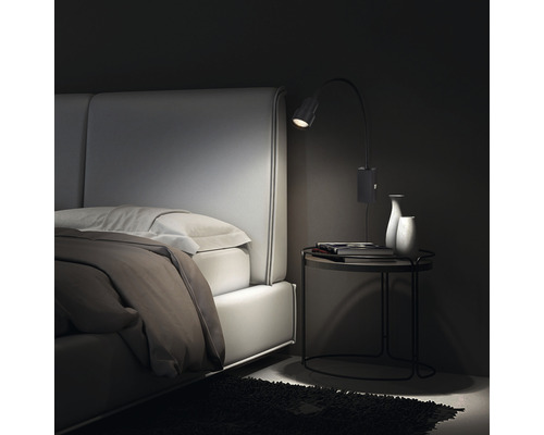 Chambre avec lit, table de chevet et applique murale