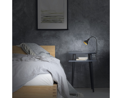 Chambre avec lit, table de chevet et lampe
