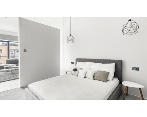 Helles Schlafzimmer mit Bett, Nachttischen und geometrischen Lampen