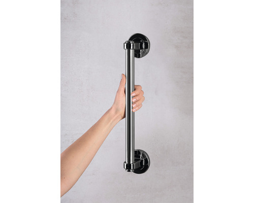 Une personne tient une barre d''appui pour la salle de bains.