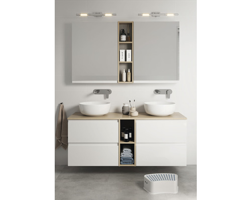 Salle de bains avec lavabo, miroir, rangement et marchepied pour enfants