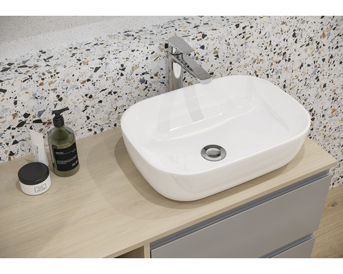 Lavabo de salle de bain moderne avec robinet sur un meuble-lavabo avec rangement
