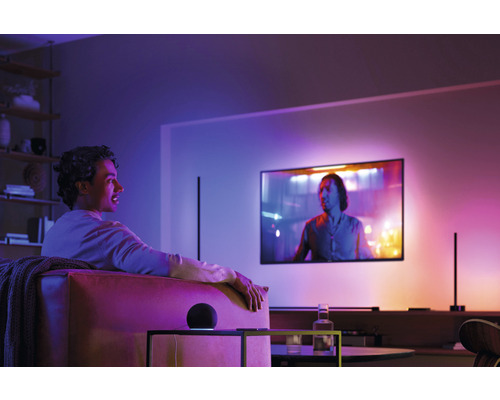 Salon avec télévision et éclairage intelligent pour une ambiance chaleureuse