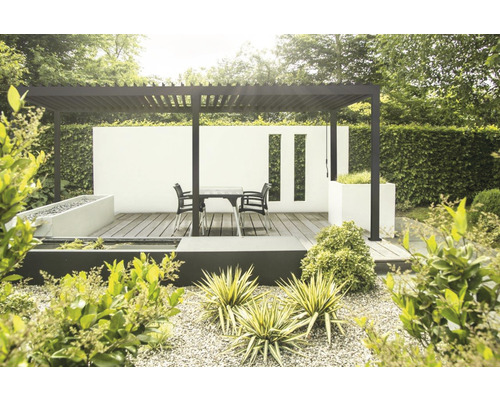 Espace de jardin élégant avec pergola, coin salon et éléments décoratifs.