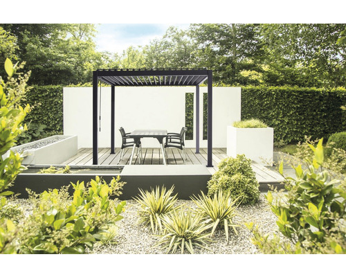 Pergola avec table à manger et chaises dans le jardin
