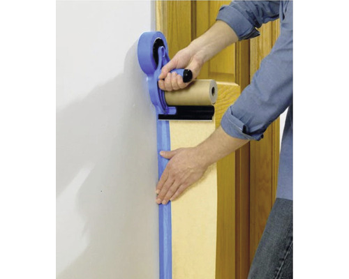 Person verwendet ein Abdeckbandgerät zum Anbringen von Klebeband an einer Wand