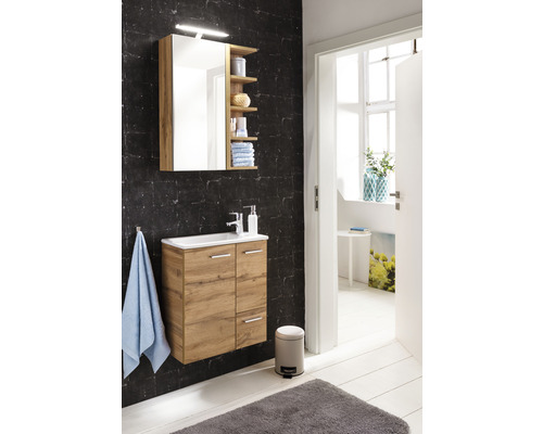 Modernes Badezimmer mit Waschtisch, Spiegelschrank und Ablageflächen