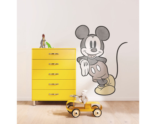 Scène avec commode jaune, voiture jouet et sticker mural Mickey Mouse