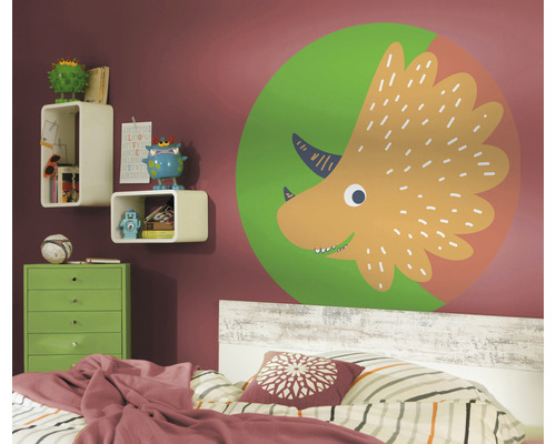 Chambre d''enfant avec sticker mural dinosaure, étagères et lit