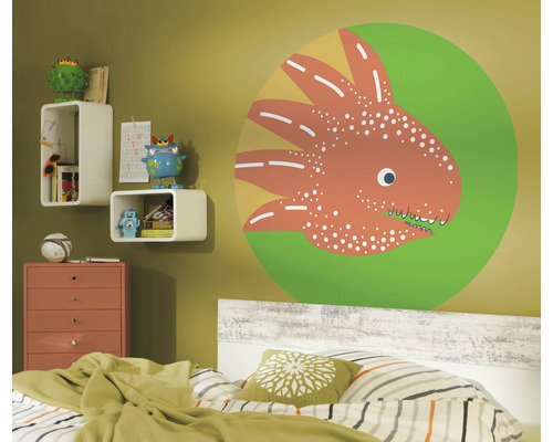 Kinderzimmer mit Wandtattoo, Regalen, Kommode und Bett.