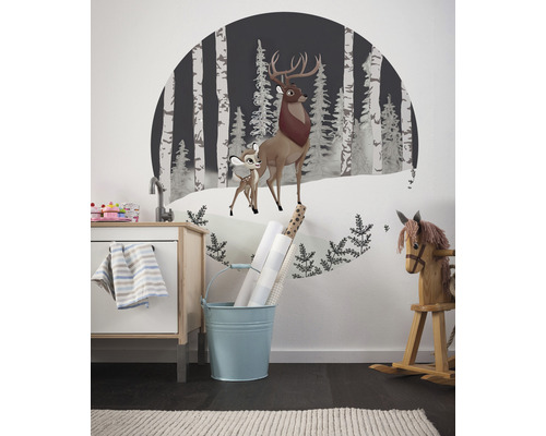 Chambre d''enfant avec sticker mural de cerfs devant une forêt de bouleaux