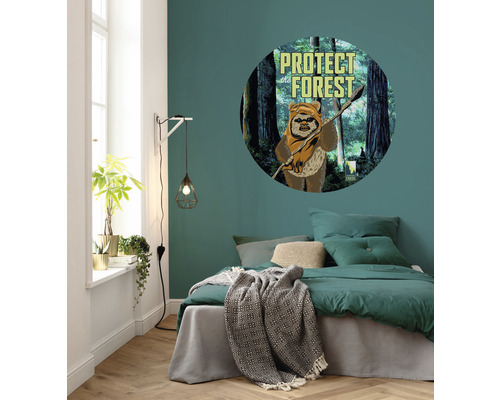 Chambre d''enfant décorative avec sticker mural, lit et lampe