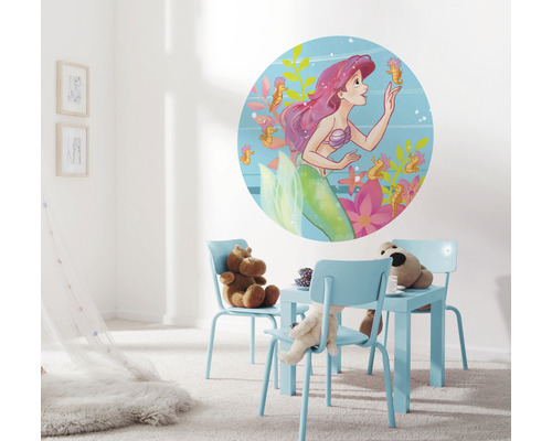 Chambre d''enfant avec sticker mural sirène, table et chaises
