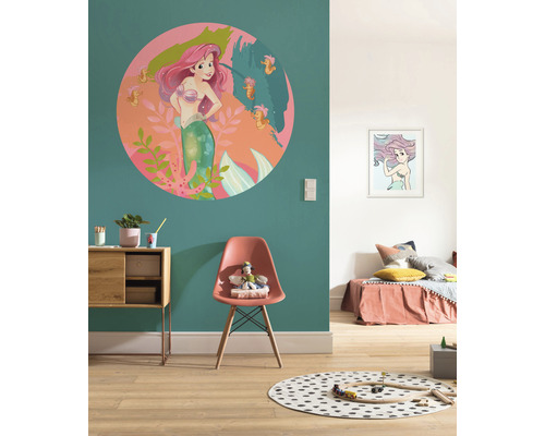 Chambre d''enfant avec sticker mural sirène, chaise, commode et jouets
