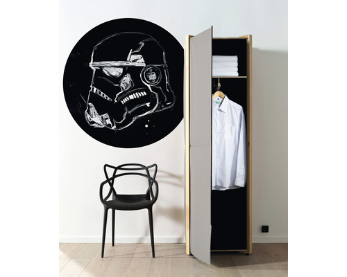 Vue d''une pièce avec une chaise, un sticker mural et une armoire ouverte avec une chemise et des serviettes