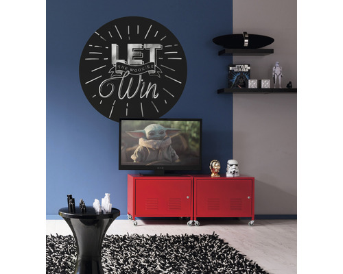 Salon décoratif sur le thème de Star Wars, comprenant un sticker mural, des étagères avec des figurines et un meuble rouge sous un téléviseur.