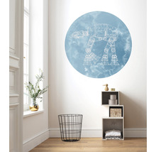 Espace de vie avec sticker mural Star Wars, étagère et panier à linge