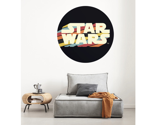 Salon avec sticker mural Star Wars, fauteuil et table d''appoint