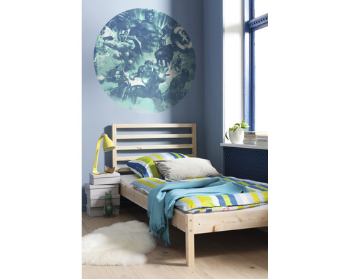 Chambre de garçon avec sticker mural, lit et table de chevet