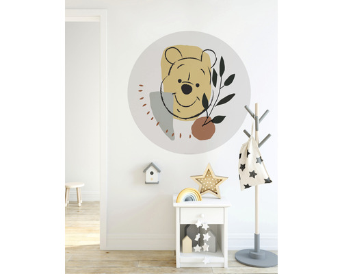 Chambre d''enfant décorative avec sticker mural Winnie l''ourson, table de chevet et porte-manteau.