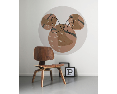 Wandaufkleber mit Minnie Maus Motiv über einem Holzstuhl