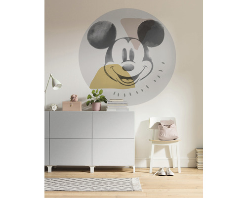 Espace de vie avec commode, chaise et sticker mural motif Mickey Mouse