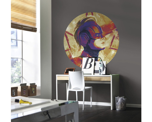 Vue d''une pièce avec un sticker mural rond au-dessus d''un bureau